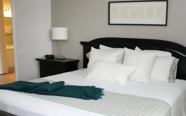Vista Cay Gem 3 Bedroom Condo by RedAwning