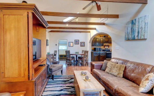 Rustic Log Cabin w/ Studio ~ 5 Mi to Pikes Peak!