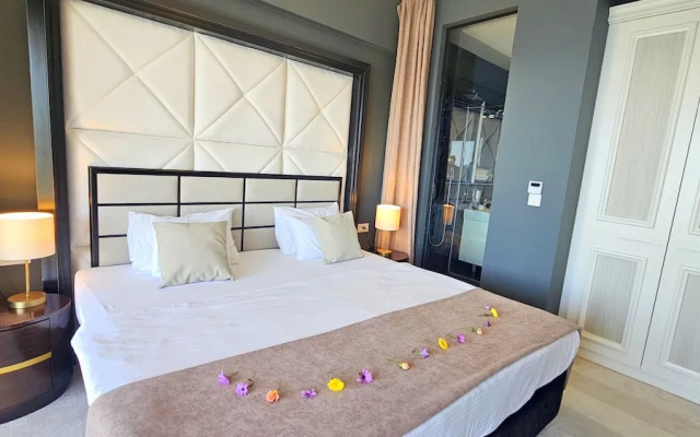 Royalis Suites