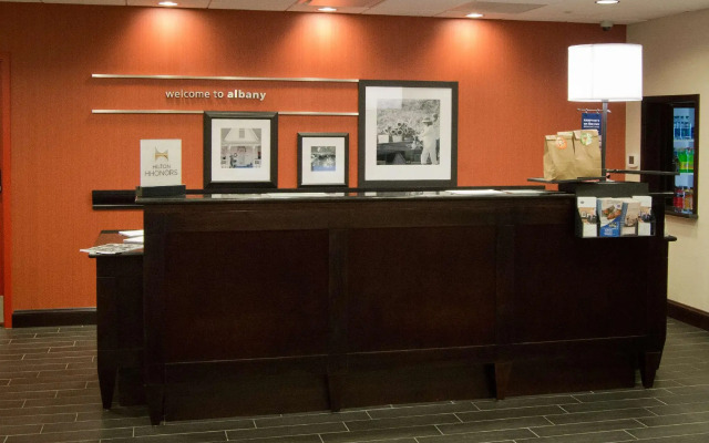 Hampton Inn & Suites Albany At Albany Mall - Hotel in Albany - Photo 2