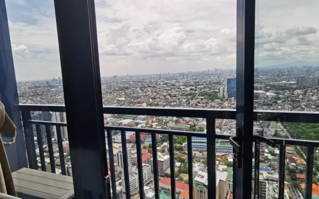 1BR balcony fast Internet Netflix in Makati Manila Air Residences