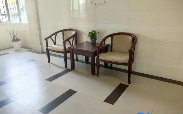 Shenzhen Minglaifa Hotel (Longgang Ailian Subway Station)