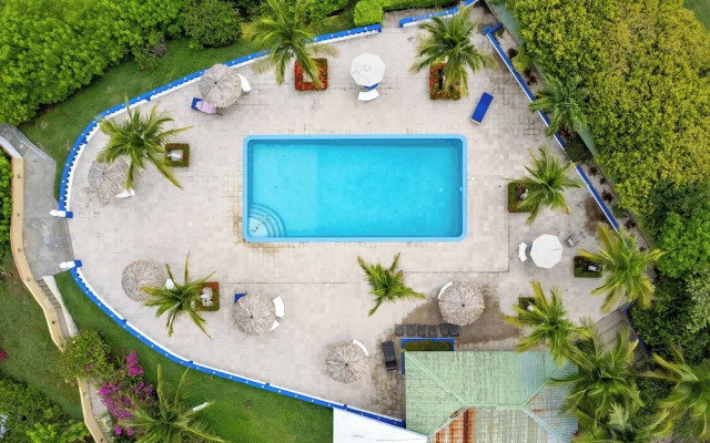 Modern Top-Floor Condo with Panoramic Views and Community Pool