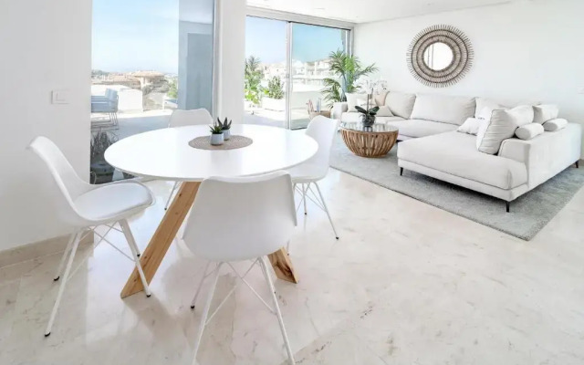 LMR1- Modern penthouse, private pool, families only