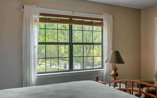 Creekfront Cabin Near Chattanooga w/ Hot Tub!