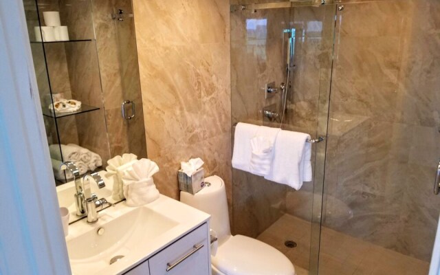 Alexander 802 3 Bedroom Apts by RedAwning