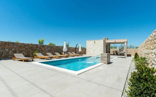 With Pool, Jacuzzi and Sauna
