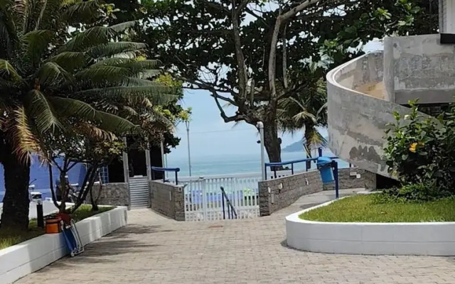 Pé na areia do Guarujá - Praia do Tombo (F)