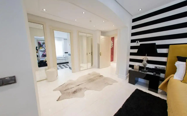 Luxury 3BDRS apt. In Mistral Beach with sea views.
