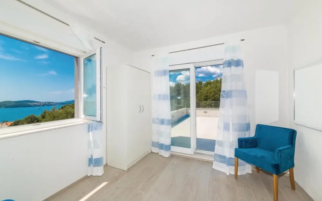 Beautiful Home in Trogir With Sauna, Wifi and 6 Bedrooms