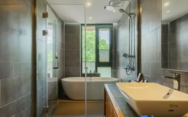 Anji Double Fish Hall Hot Spring Resort B&B (Longwangshan Canyon Drift Shop)