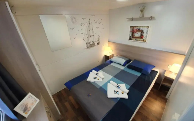 Mobile Home Blue Class B4