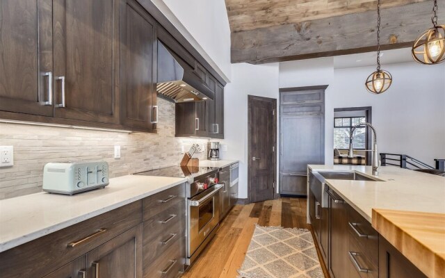 Five Peaks Townhouse with Garage and Hot Tub by RedAwning