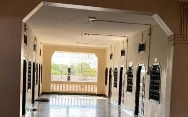 Oyo 702429 Charbhuja Gest House