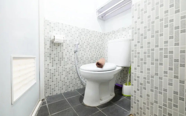 Cozy and Homey Green Pramuka City Apartment