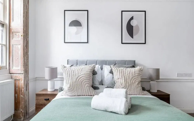 Elegant 2BR 2BA with Patio in Kennington