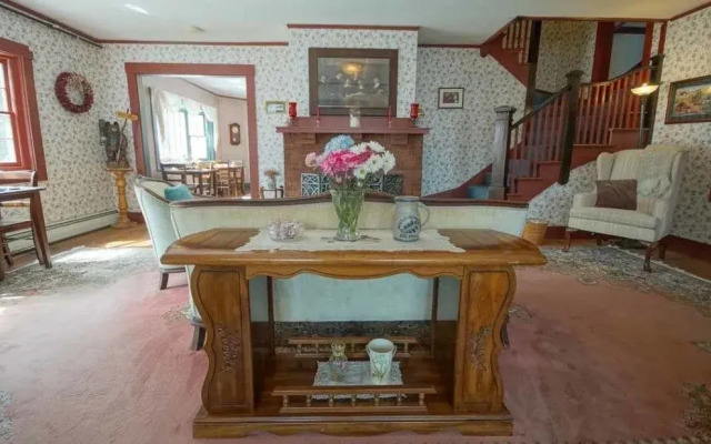 Tuckernuck Inn