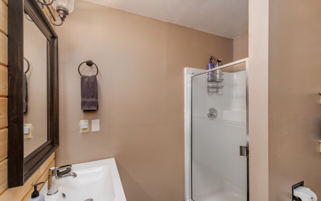 Pine Acres 4 Bedroom Home by NW Comfy Cabins by RedAwning