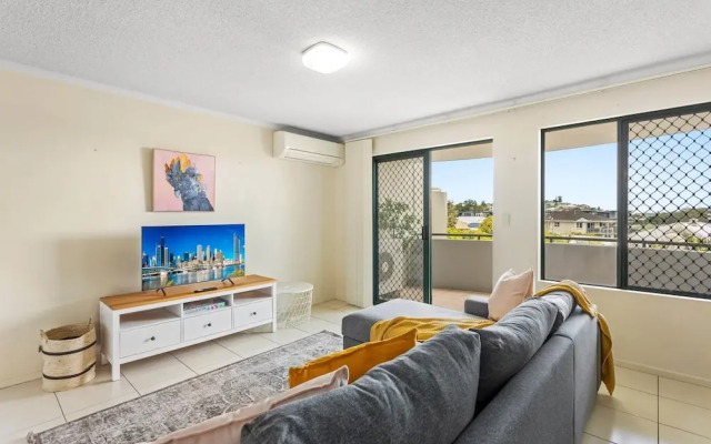 Albion Convenient Hideaway With Parking & Balcony