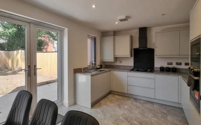 Lovely Modernist 4 Bed House