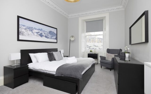 JOIVY 4-Bed Stylish Flat In Edinburgh City Centre