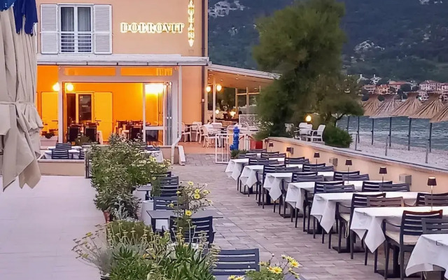 Hotel Dobrovit