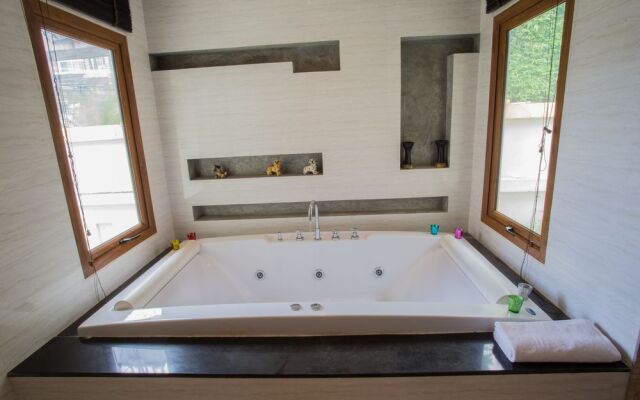 Sirinthara Villa 4 bed pool Nai Harn