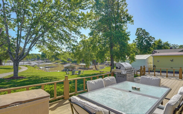 Kayaks & Boat Dock: Waterfront Home in Grove