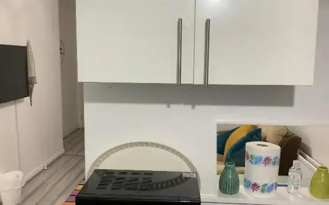 2 bed 1st floor Apartment-own entrance & parking
