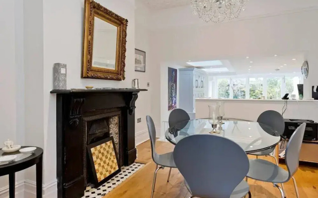 Spacious 4 Bed House, Battersea