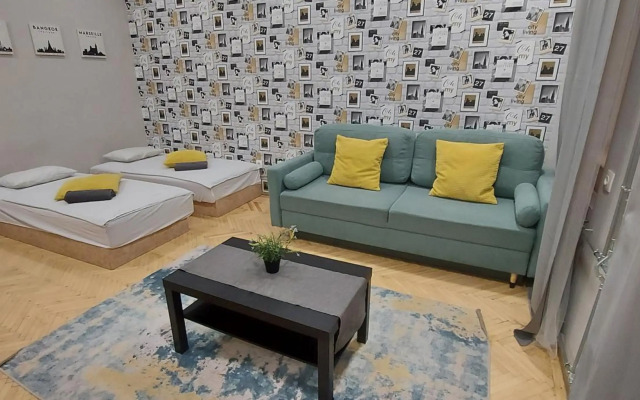 Studio 4 Apartment in the Party District