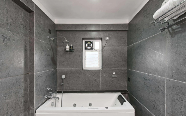 SaffronStays Riverdale, Mulshi - Lakefront villa with pool and mountain view