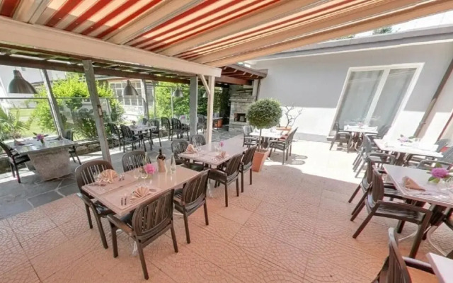 Ascona Lodge, Pool & Garden Retreat