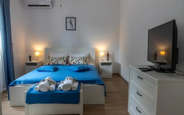 Villa Akulica With Heated Outdoor Pool and Seaview