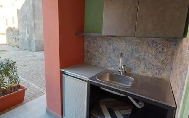 Ampio Bilocale Con Patio A 50 Metri Dal Mare!