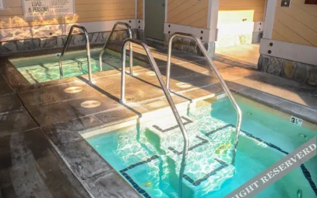 Mammoth Creek 13 1 Br condo by RedAwning