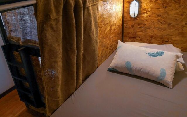 Spinning Cat Hostel - Adults Only