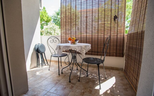 AP Split Center + 2 free parking places & grill