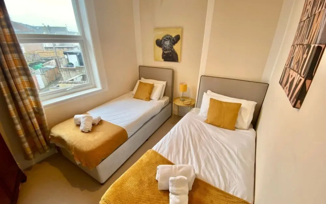 Blackpool Abode - Buttercup Suite