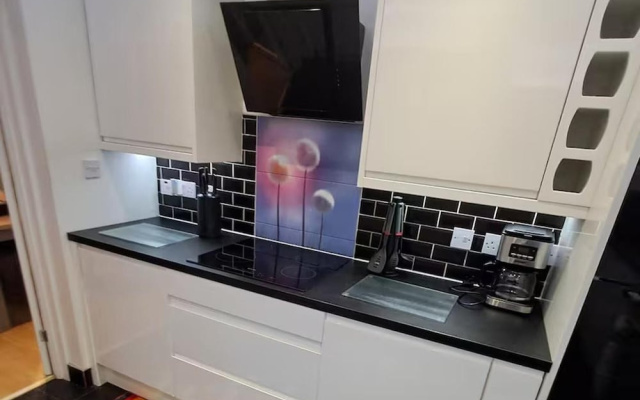 House Sleeps 4 With Garden and Parking
