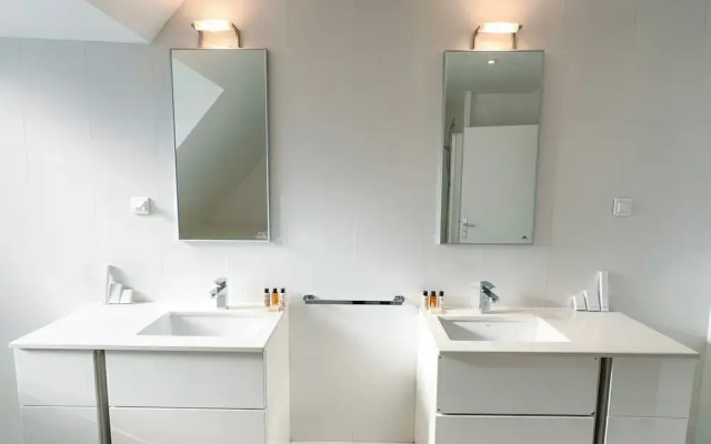 Copernic Line Elegant 3BR Apartment in Paris