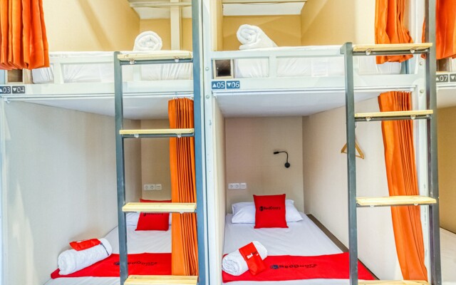 RedDoorz Hostel near Tugu Train Station
