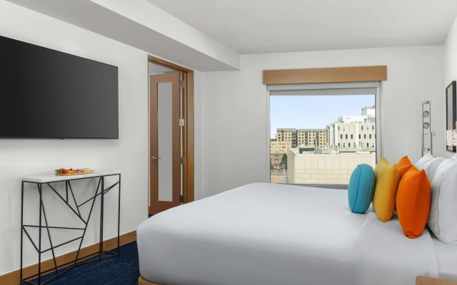 The Art Hotel Denver, Curio Collection by Hilton