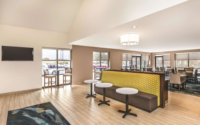 La Quinta Inn & Suites by Wyndham Philadelphia Airport