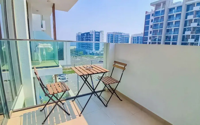 Bloomfields Deluxe STU Azizi Riviera