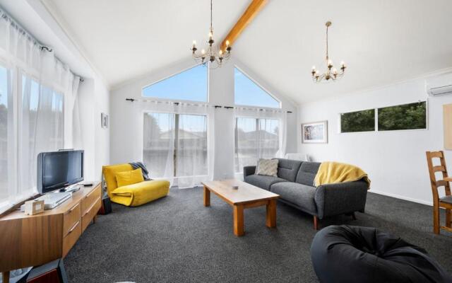 Bare Feet Retreat - Waikanae Beach Holiday Home