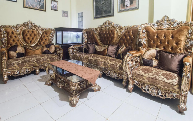 OYO 2165 Alyah Guest House Syariah