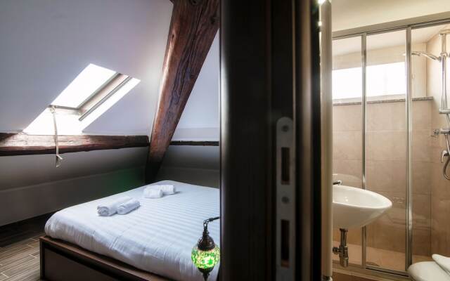 JOIVY Stylish Flat, 5-Minute Metro Trip To Centre