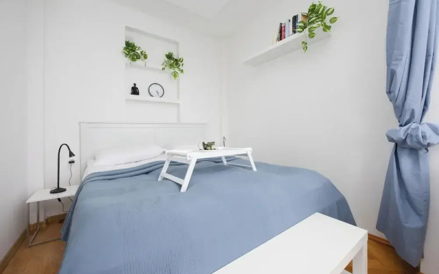 Studio Near Ogród Saski by Renters