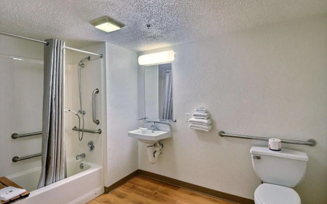 Motel 6 Tewksbury, MA - Boston